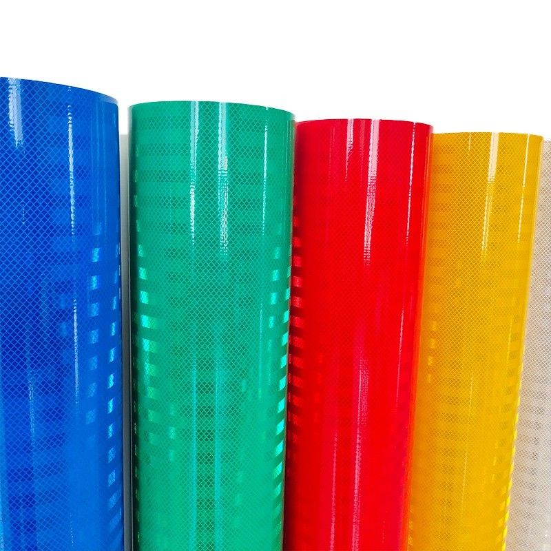 Einfach anwendbares Straßenschildmaterial Prismatische Reflektionsplatte mit ausgezeichneter Wetterbeständigkeit 10-jährige Lebensdauer