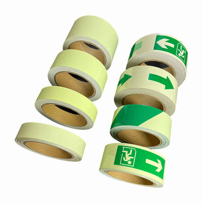 Guter Preis Pfeilförmiges PVC-Material Selbstklebstoff glühend im Dunkeln Sicherheitsband zur Bühnenmarkierung Online