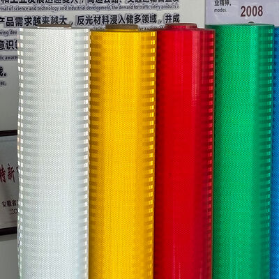 Guter Preis Hochleistungs-Retroreflektivität Hochintensitäts-Prismatische Reflektionsplatte für Straßenschilder Online